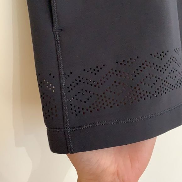 Sold !! (by lululemon) Tunic Tank Spacer Lasercut with Pockets, Black Sz8 - Picture 5 of 10